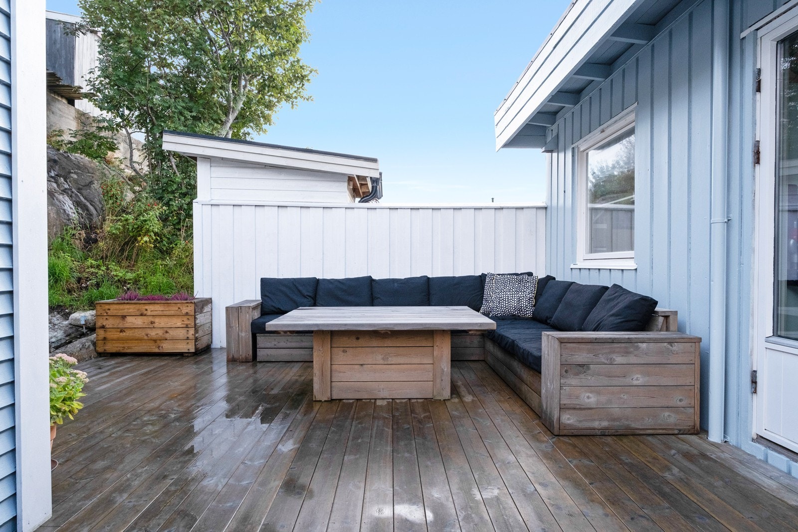 Uteplassen er skjermet og privat. Galleribilde