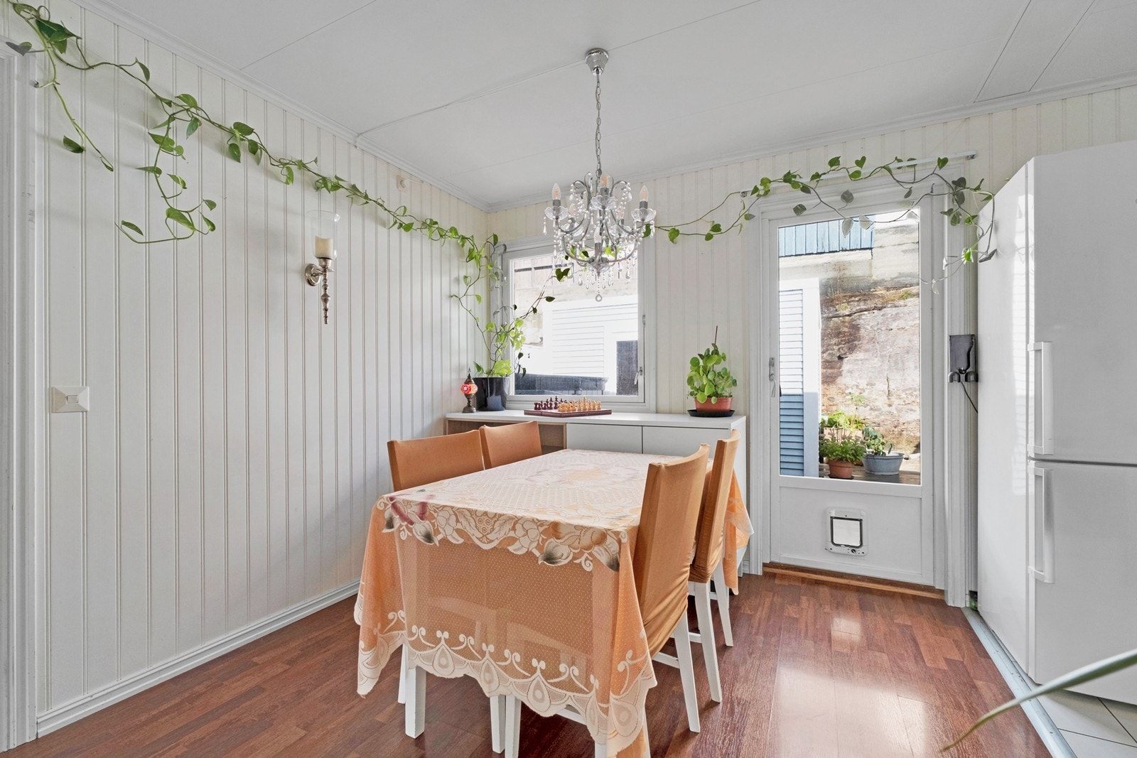 Kjøkkenet har åpen løsning mot spisestue. Galleribilde