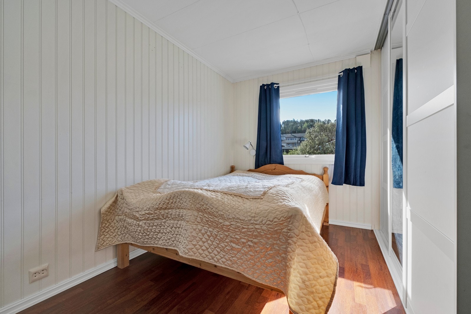 På hovedsoverommet er det montert skyvedørsgarderobe montert langs ene veggen. Galleribilde