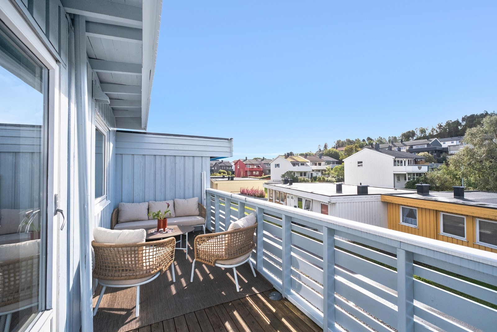 På verandaen sitter man høyt over naboene, og har åpent utsyn mot nabolaget. Galleribilde