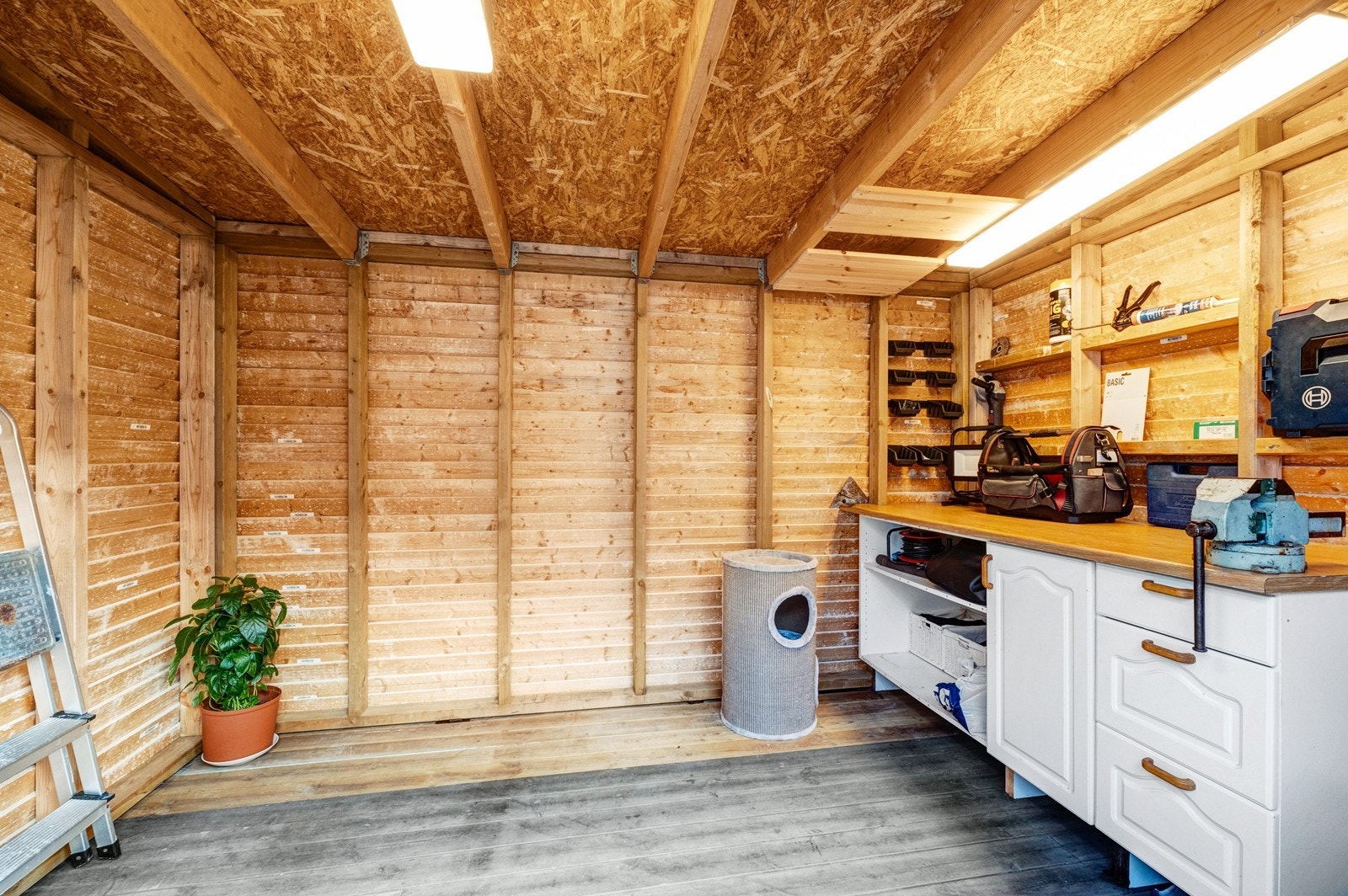 Uteboden er stor og praktisk, og man har godt med tørr lagringsplass. Galleribilde