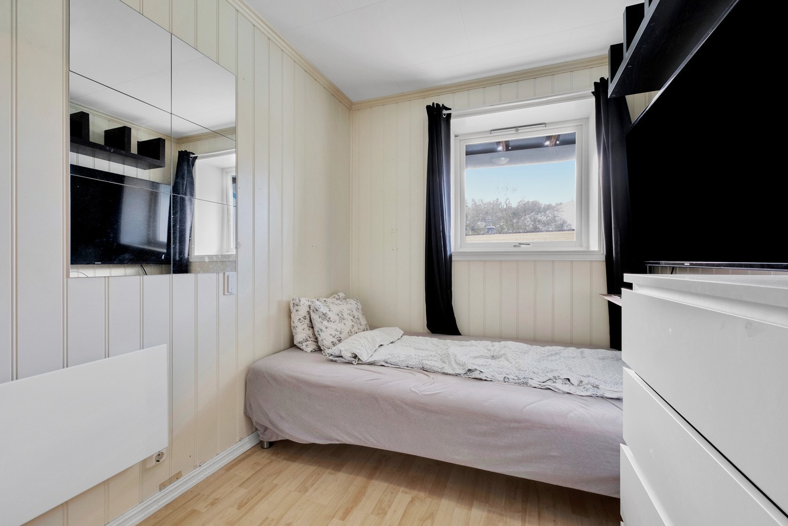 Et av to soverom som er i boligens 1. etasje. Galleribilde