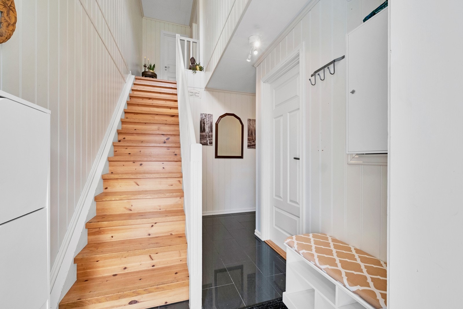 Fra inngangspartiet kommer man rett inn i gang med trapp til 2. etasje. Galleribilde