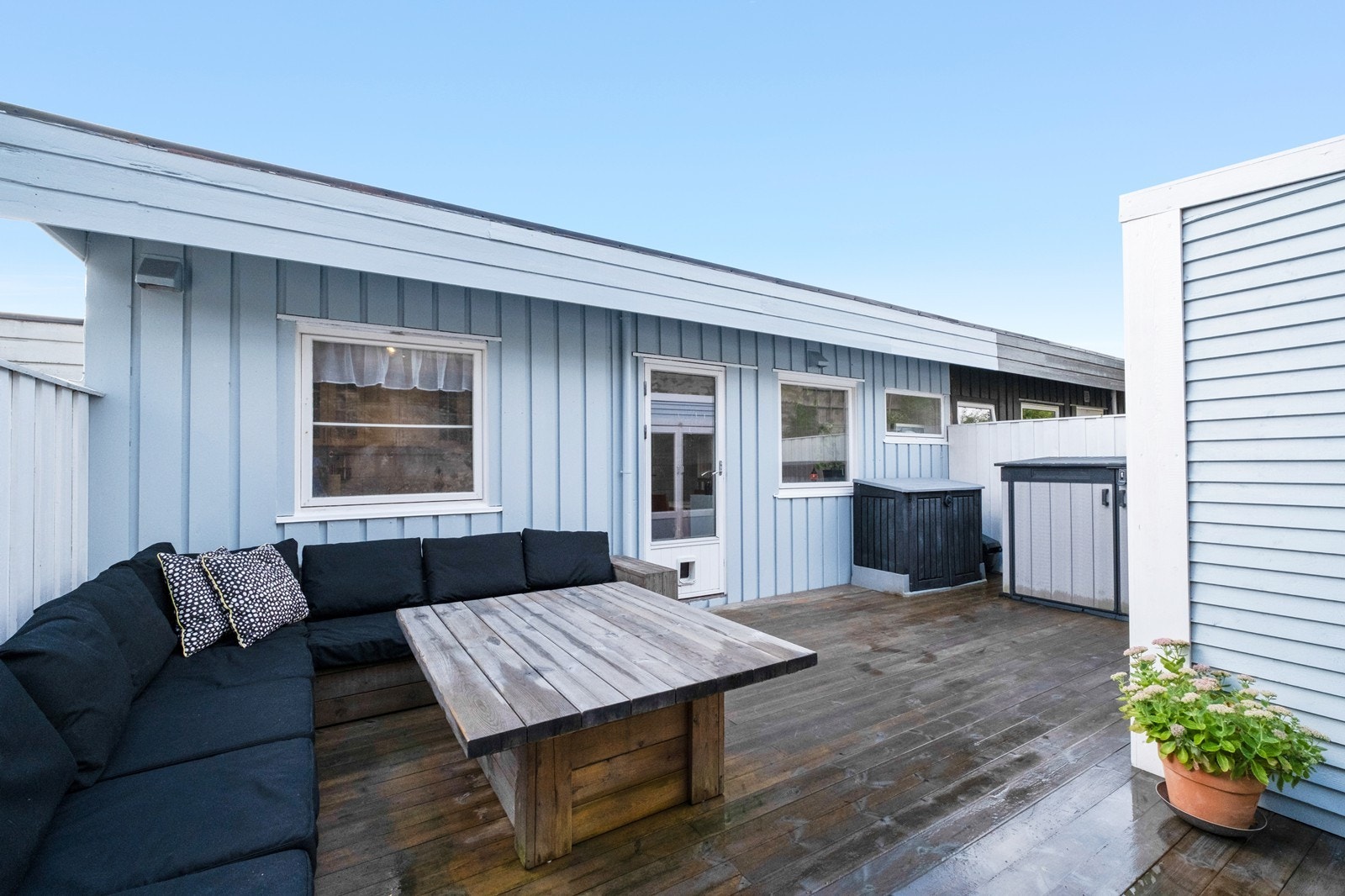 Aktiv Eiendomsmegling v/ Erik Ulseth ønsker velkommen til Kruttstien 22! Stor og romslig markterrasse, og det er etablert en utebod/snekkerbu. Foto: André T. Ormset-Paredes Galleribilde