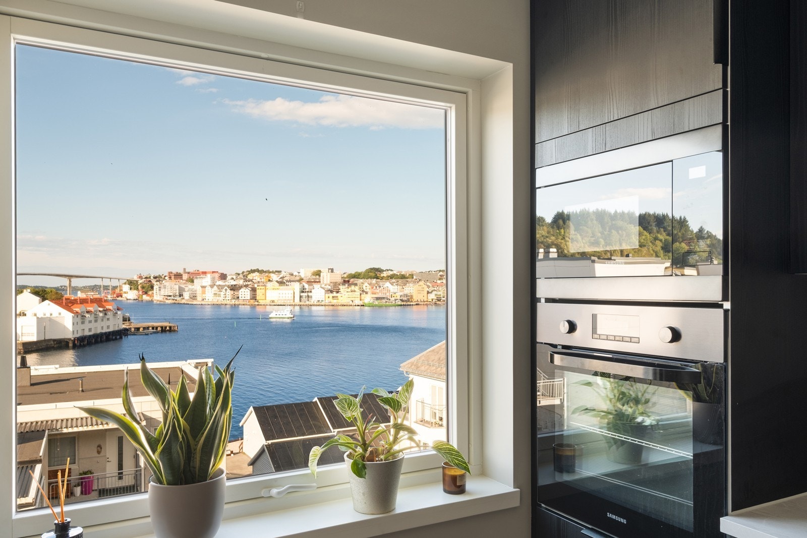 Nyt utsikten mens du står og lager middag. Galleribilde