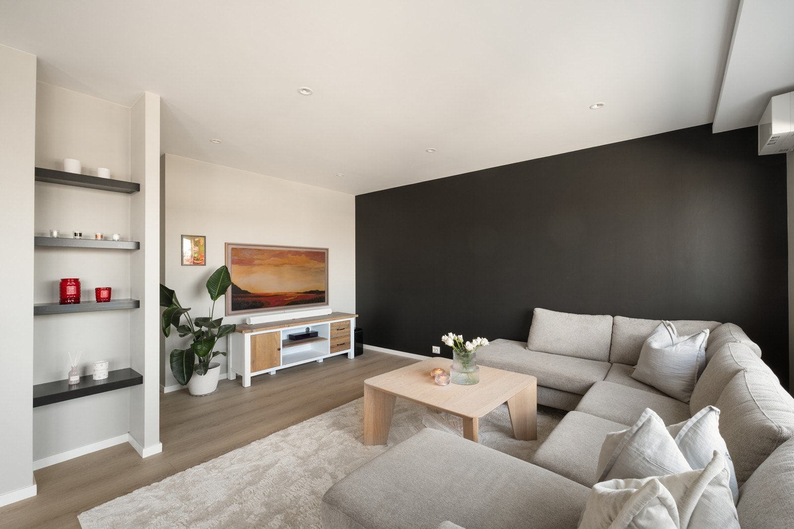 Stue med integrerte downlights i tak. Galleribilde