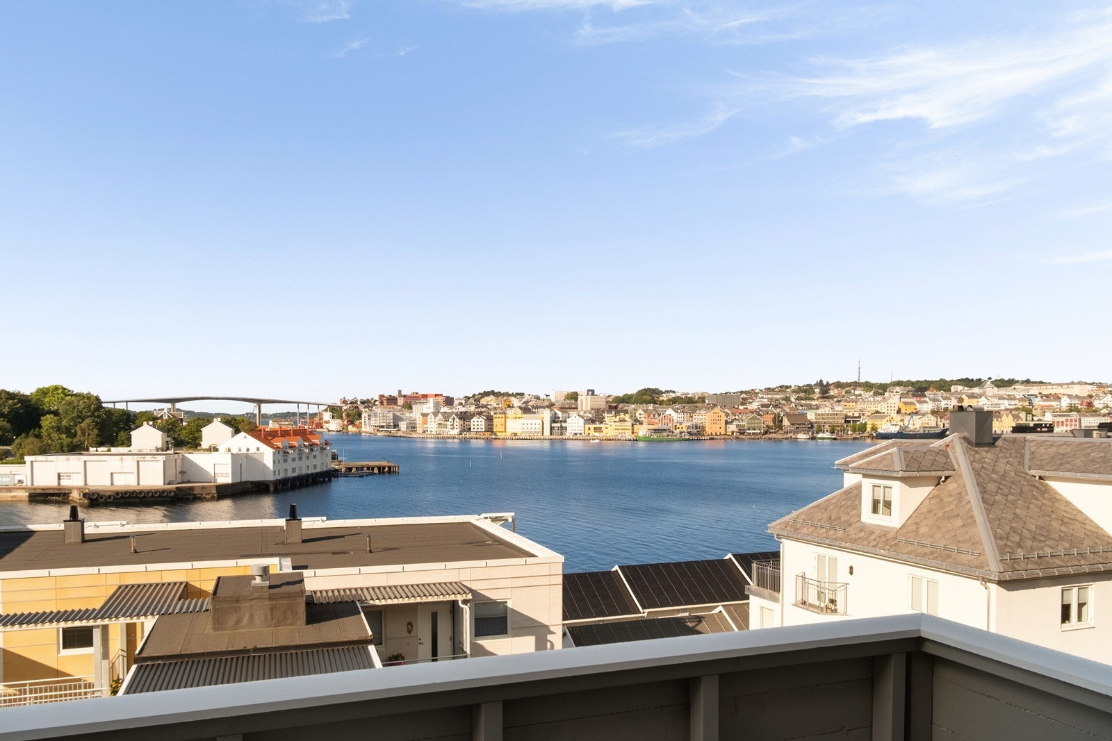 Her ser man over havnebassenget mot både Innlandet, Innlandsbroa og Kirklandet. Galleribilde