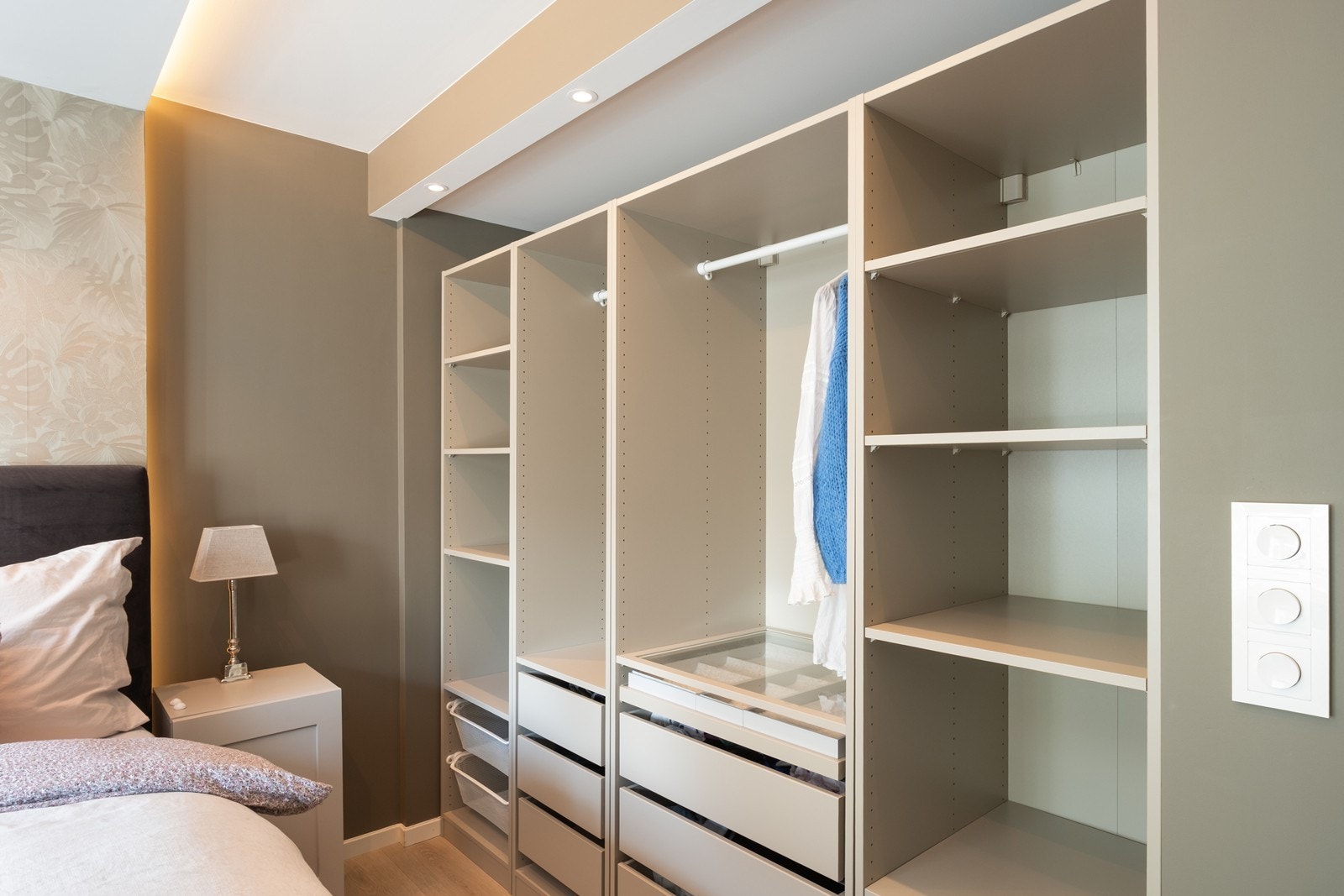 Godt med oppbevaring langs hele den ene veggen. Galleribilde