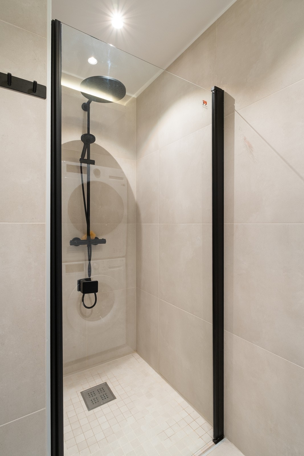 Dushjørne med tropedusj og glassdør. Galleribilde