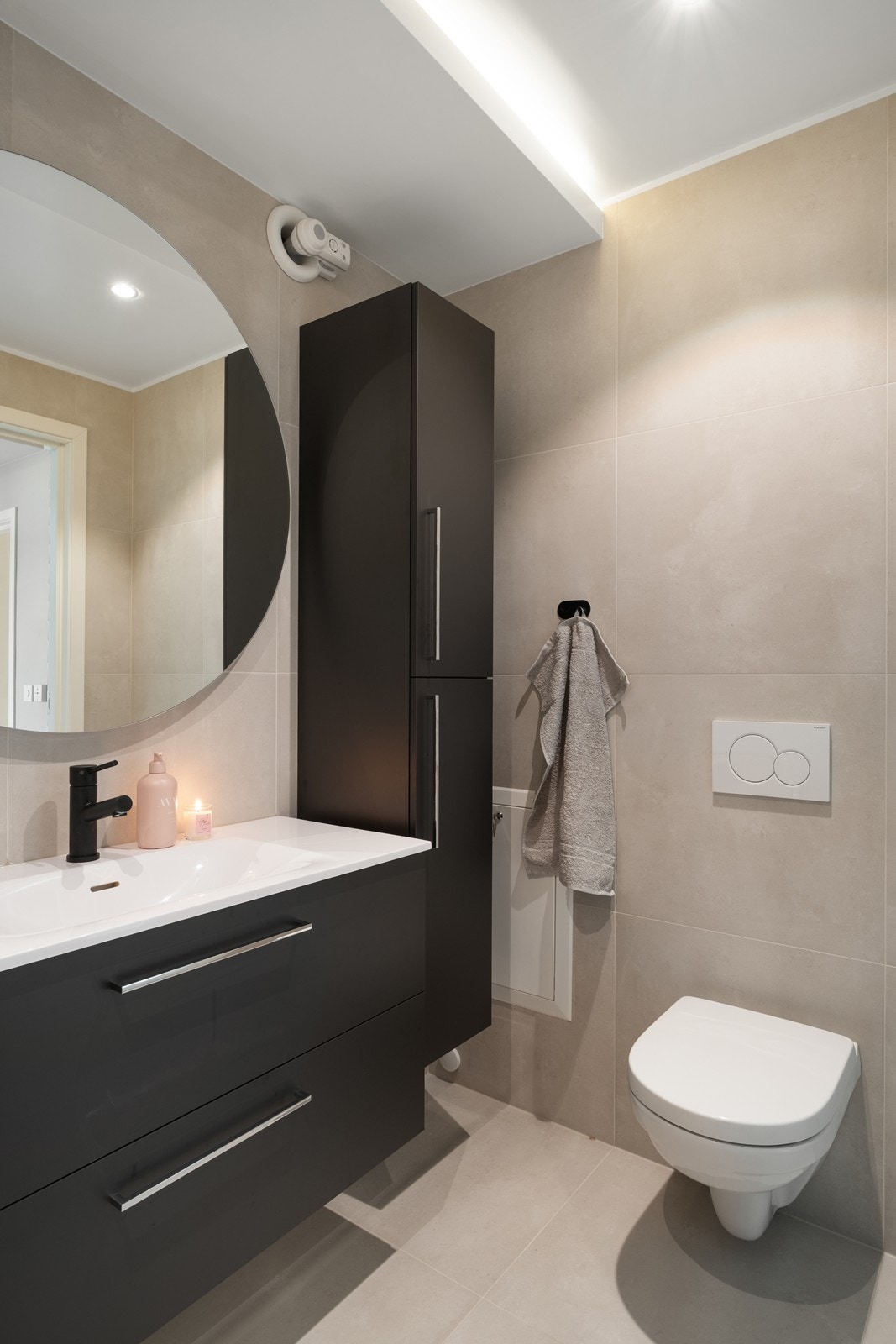 Videre er badet innredet med vegghengt toalett. Galleribilde