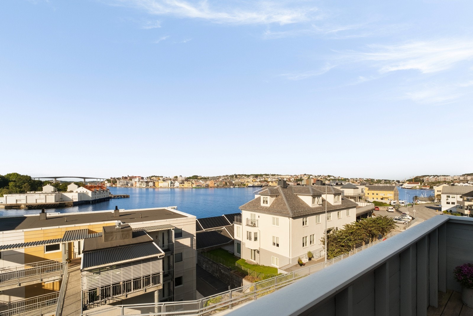 Her kan du om sommeren la deg begeistre av solnedgangen over byens silhuett. Galleribilde