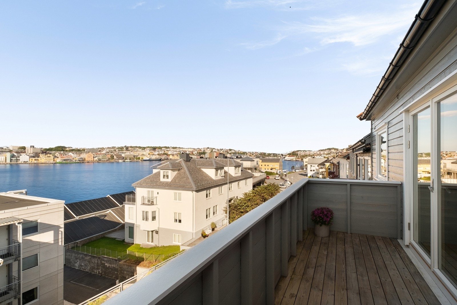 Her kan man nyte ettermiddags- og kveldssola og se på båttrafikken flyte inn og ut av sundet. Galleribilde