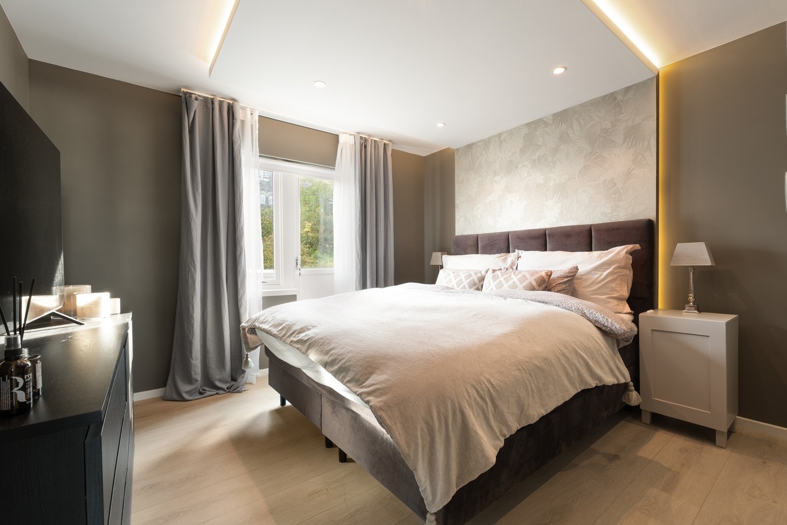 Hovedsoverom er stort og romslig, med moderne belysning og utgang til østvendt veranda. Galleribilde