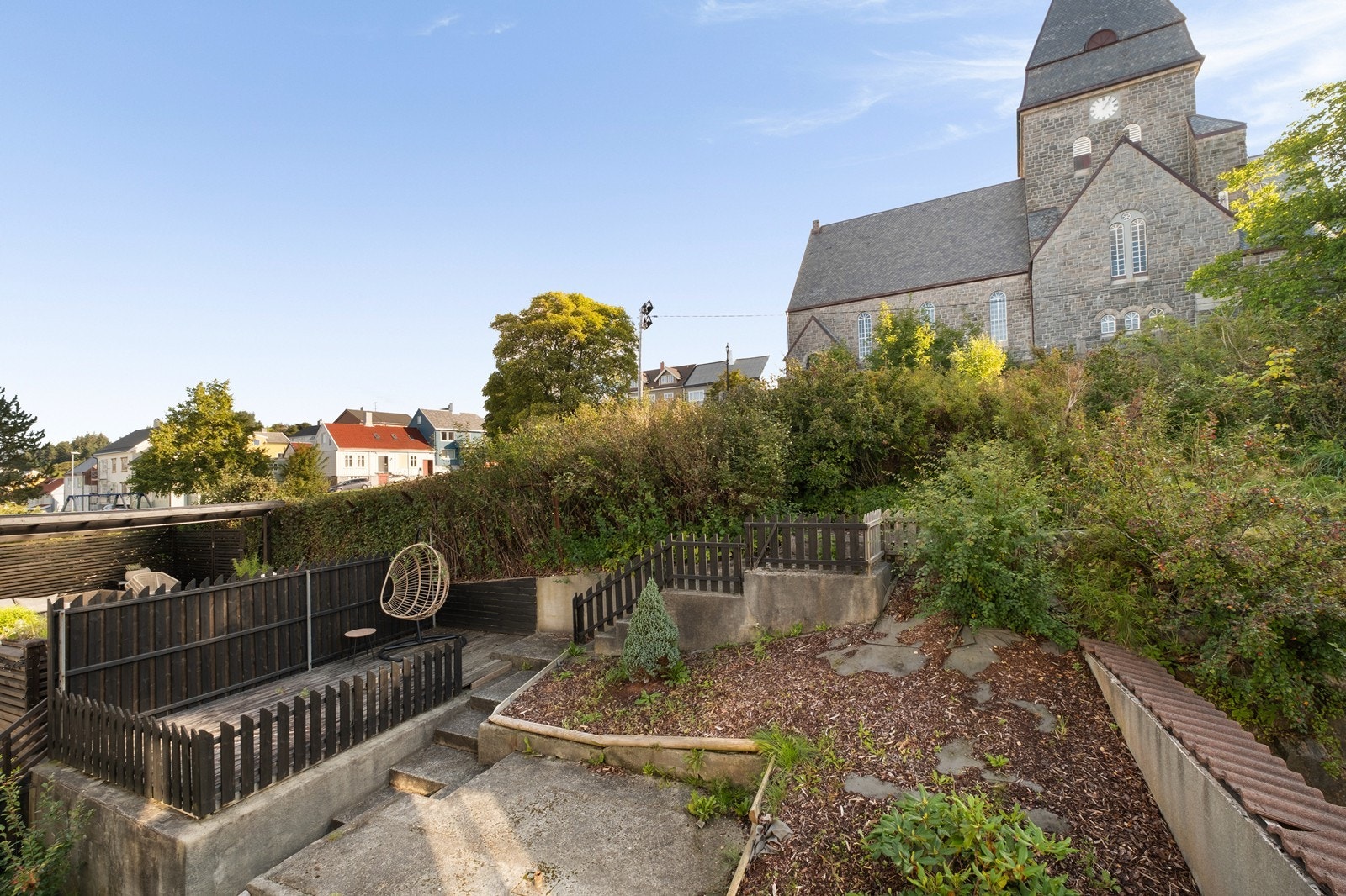 I bakgård har man felles terrasse, med Nordlandet kirke som nærmeste nabo. Galleribilde