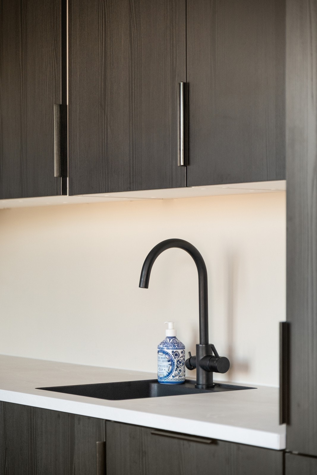 Mørk servant og matchende blandebatteri gir et moderne uttrykk. Galleribilde