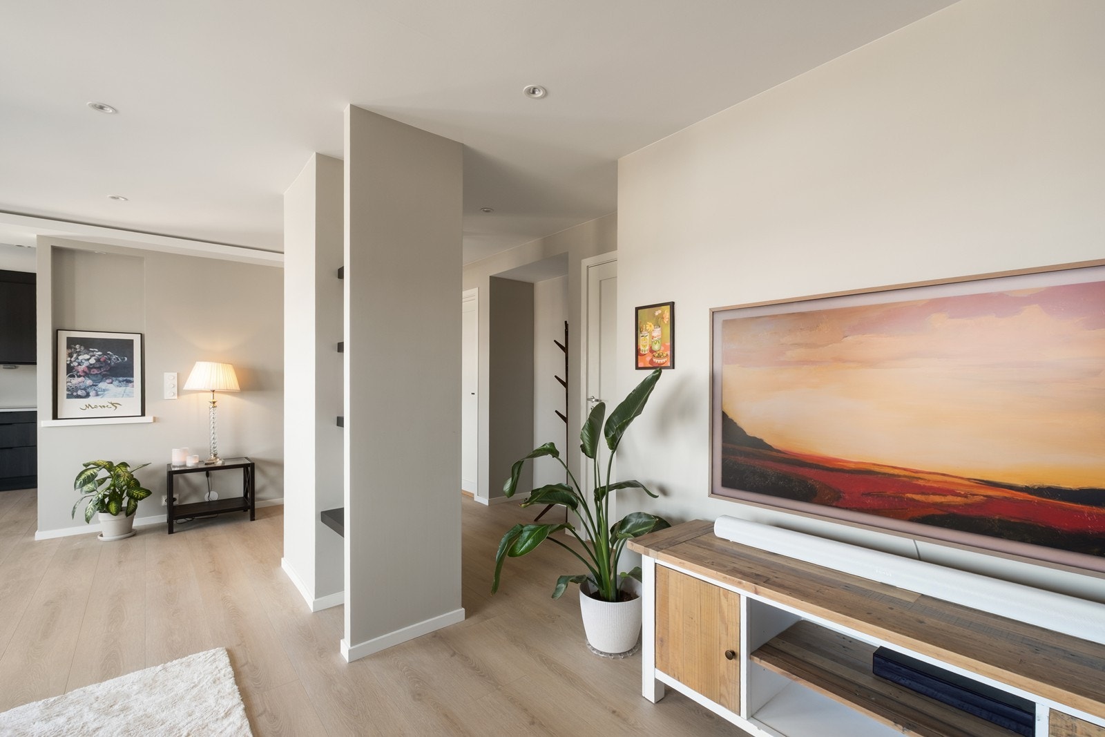 Her er det lyst og åpent mot både kjøkken og gang. Galleribilde