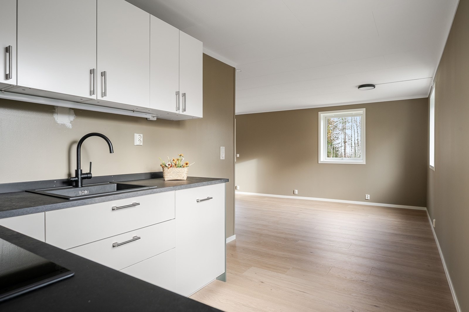 Kjøkkenet har integrert ovn og platetopp. Galleribilde