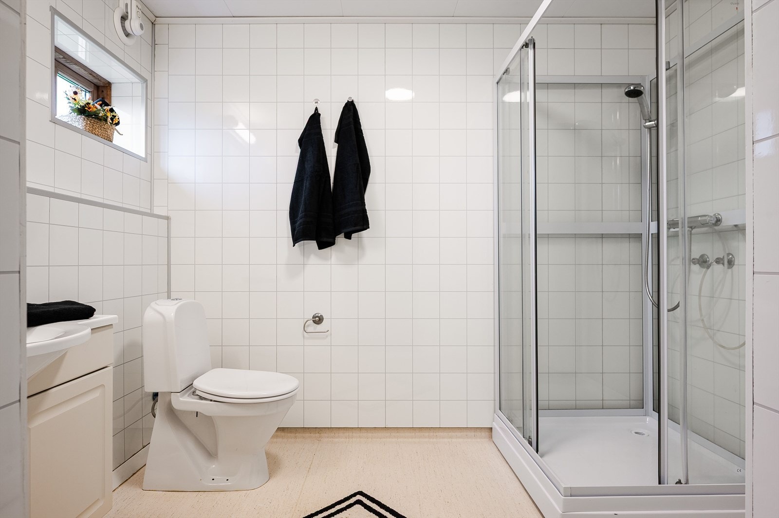 Badet har servant, toalett, dusjkabinett og opplegg for vaskemaskin. Galleribilde