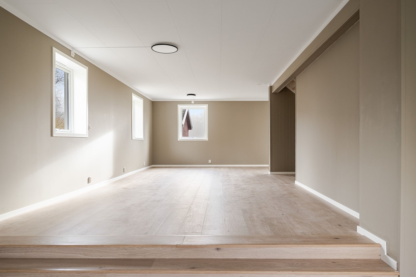 Stua er stor og lys. Boligen ble bygget på i 2010. Galleribilde