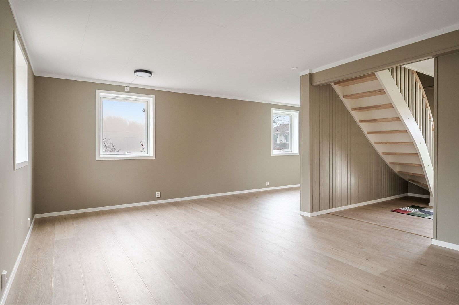 Hele første etasjen har nytt gulv og gips vegger. Galleribilde