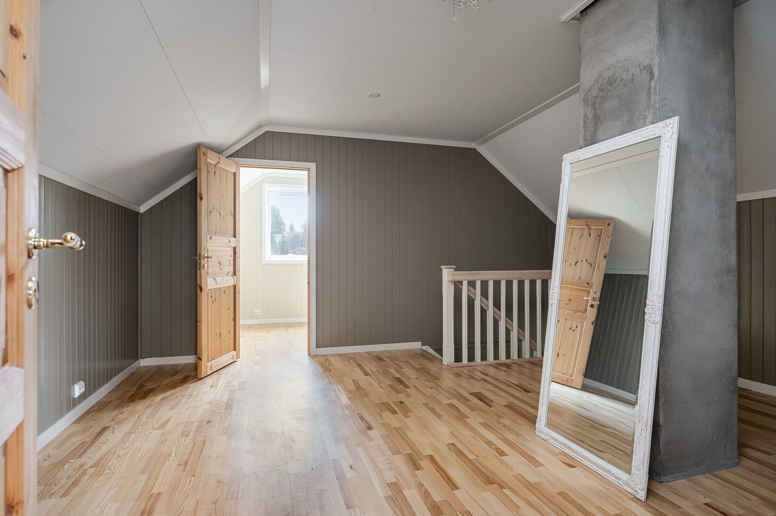 Stua i 2. etasje. Galleribilde