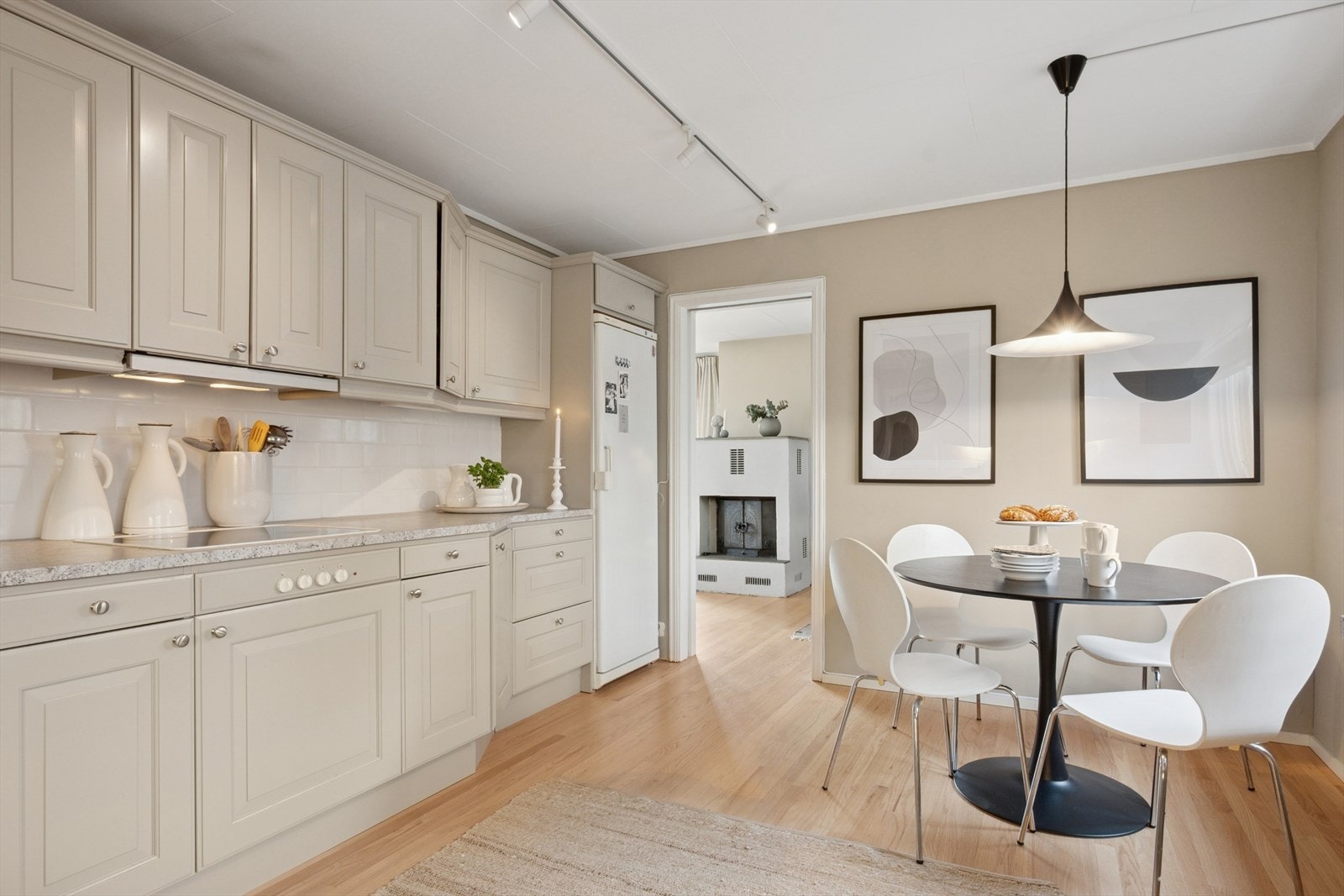 Rommet er av svært god størrelse og byr på rikelig med skap- og benkplass. Innredningen består av lyse profilerte fronter og en slitesterk laminat benkeplate som gir et tidløst og praktisk uttrykk. Galleribilde