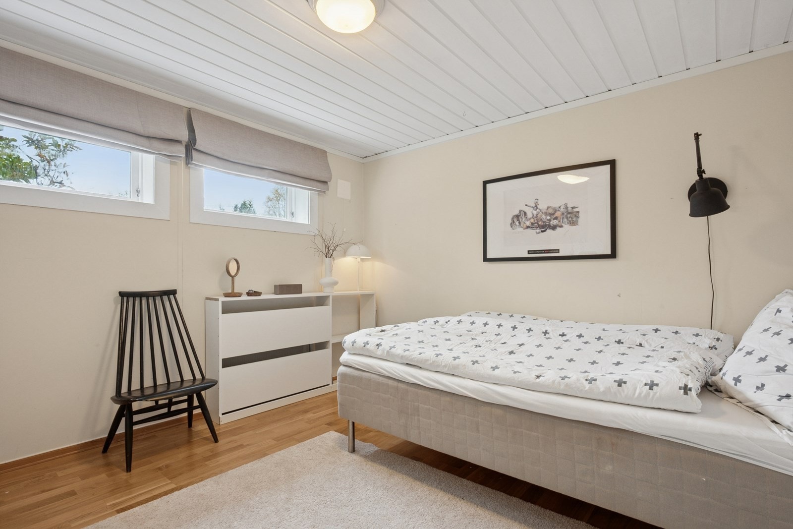 I likhet med soverommene i 1. etasje er det god plass til dobbeltseng og diverse møblement på soverommet i kjelleren. Galleribilde