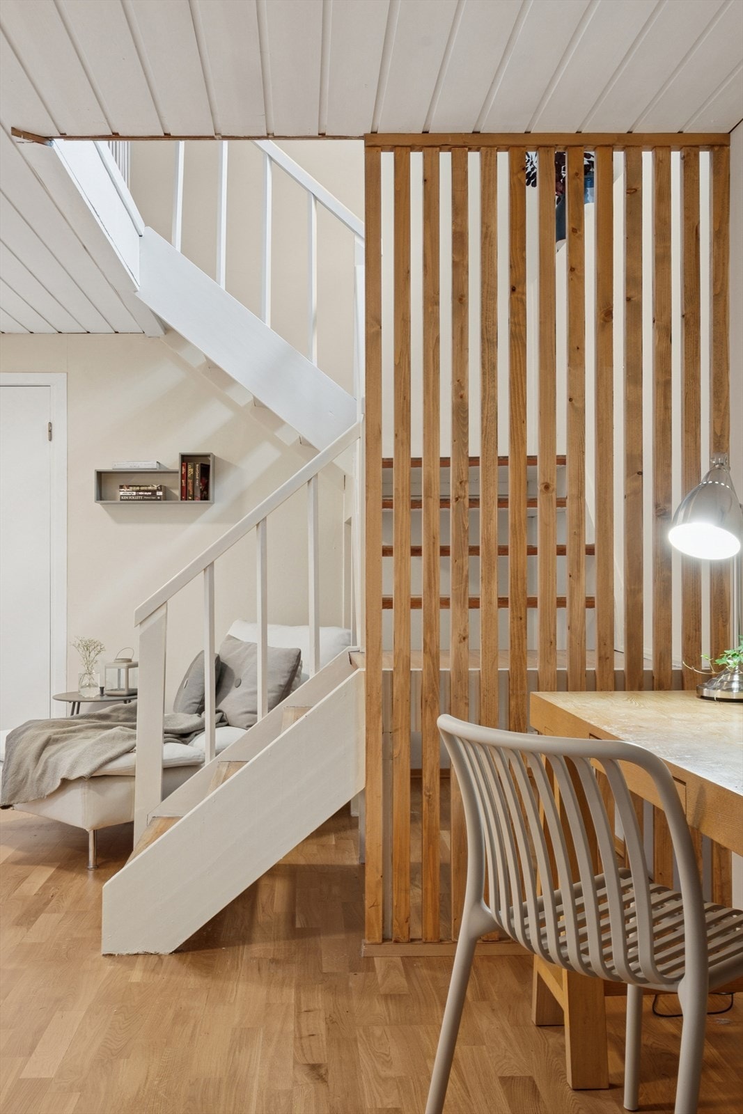 Kjelleretasjen byr på god plass med flere boder, et soverom, et bad med badstue og en koselig kjellerstue. Galleribilde