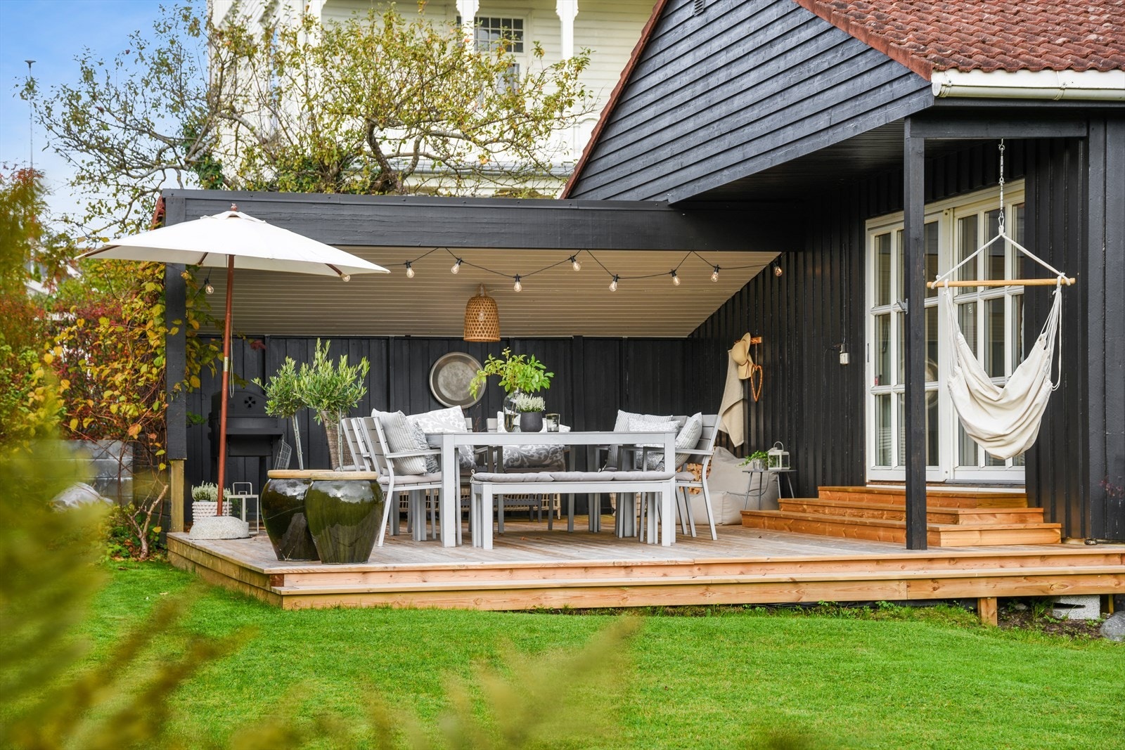 Terrassen gir enkel tilgang til den store og flotte hagen. Perfekt for lek, avslapning og hyggelige stunder utendørs. Galleribilde