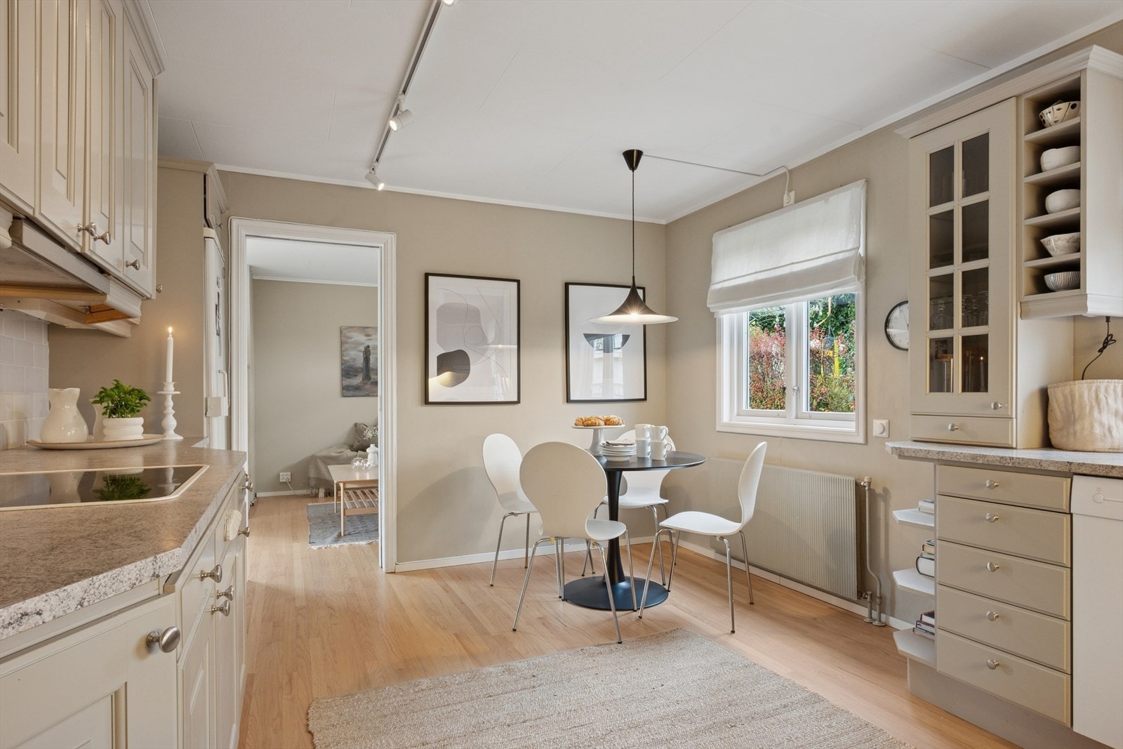 Kjøkkenet ligger praktisk adskilt fra stuen og har en tidløs innredning fra 1998, som ble oppgradert i 2024 for et mer moderne preg. Galleribilde