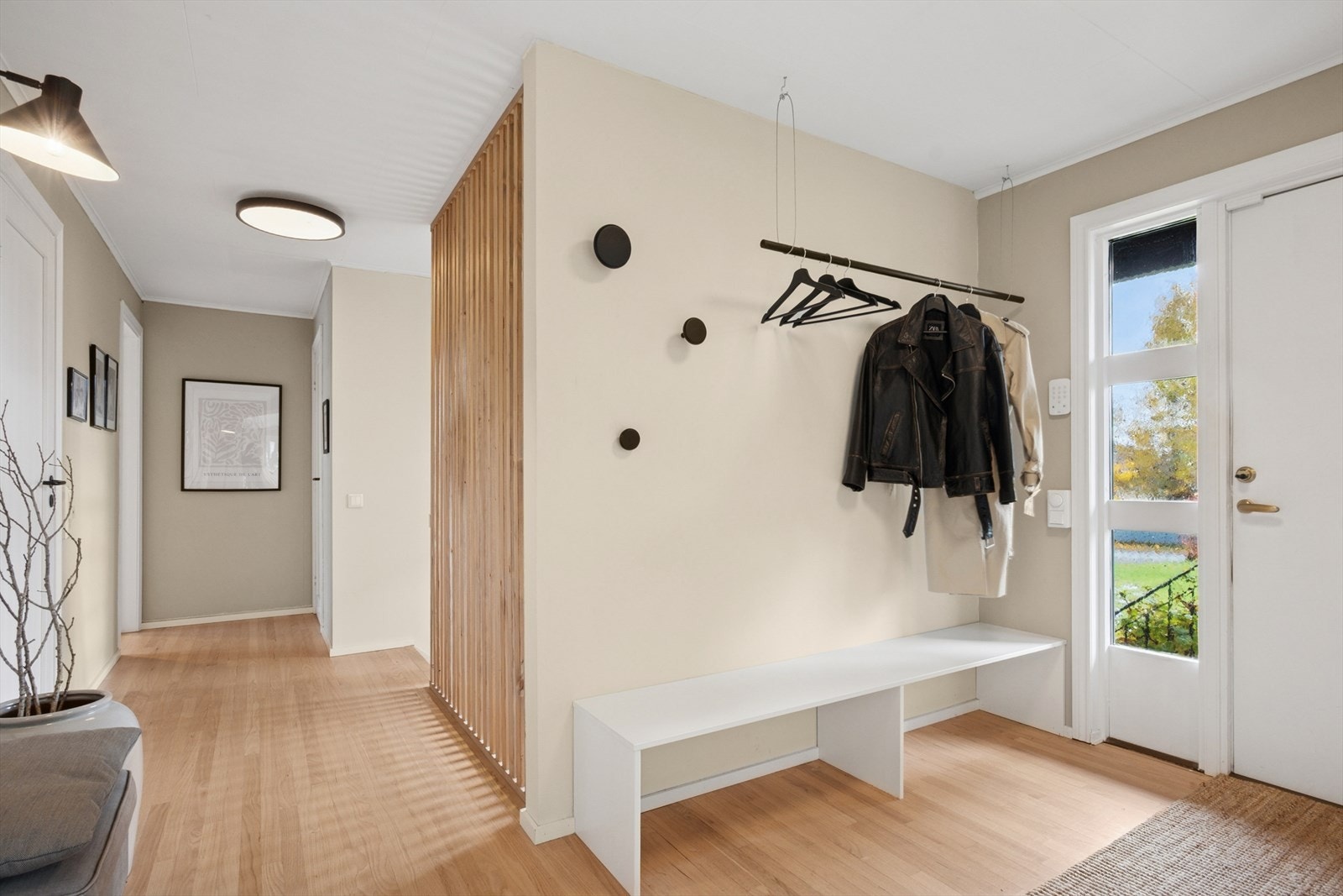Velkommen inn ønskes av en lys og innbydende entré med god plass til å henge fra seg yttertøy og sette fra seg skoene. Galleribilde