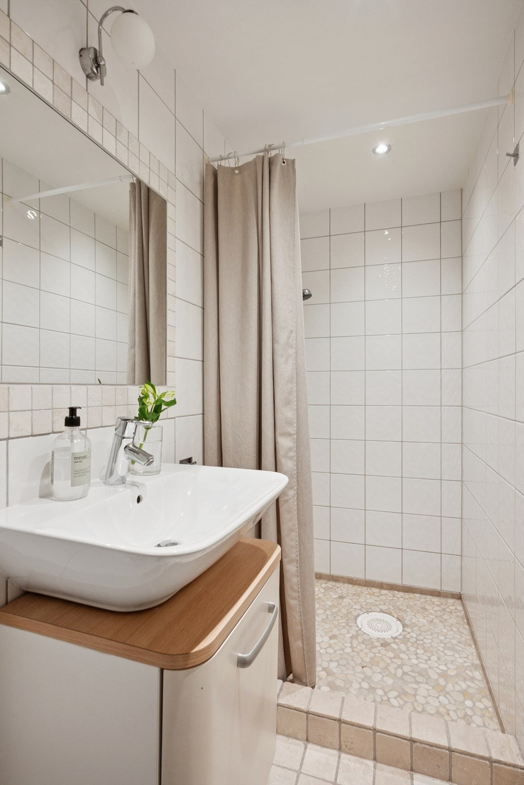 Bad nummer 2 i første etasje er enkelt og praktisk innredet med servant, gulvmontert toalett og dusjnisje. Galleribilde