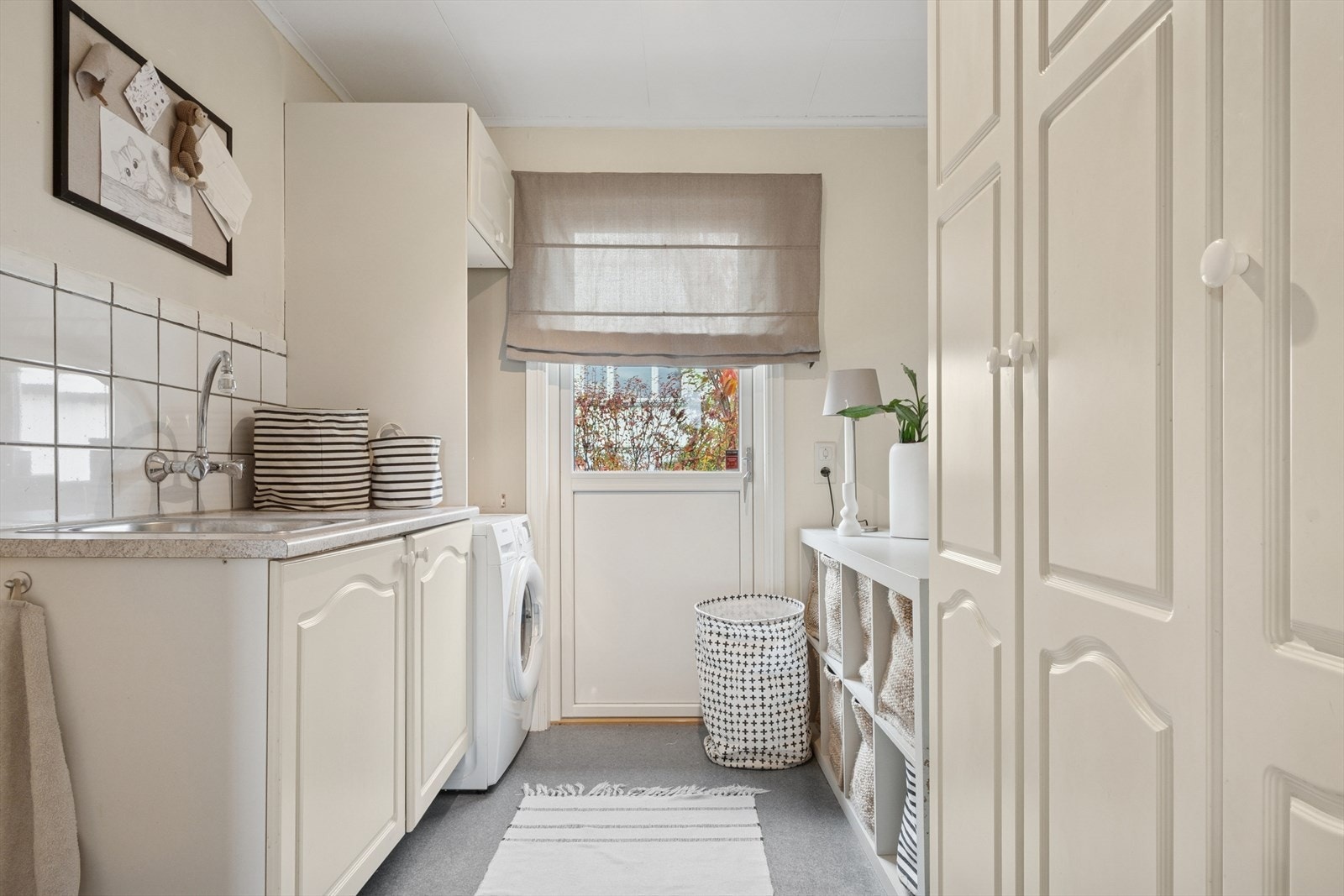 Fra gangen og kjøkkenet har du praktisk tilgang til vaskerommet, med opplegg for både vaskemaskin og tørketrommel. Galleribilde