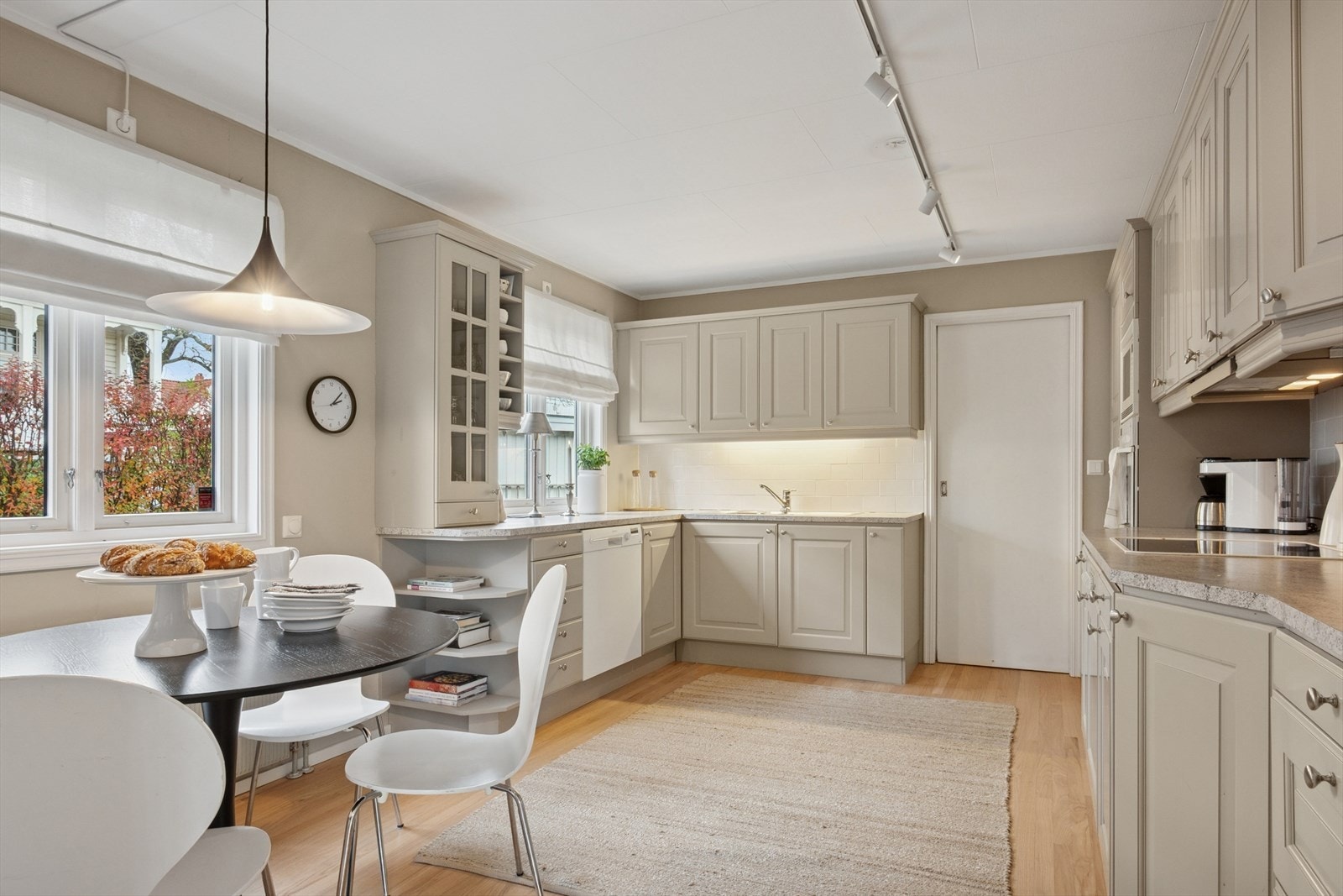 Kjøkkenet er godt utstyrt med integrert komfyr, platetopp og mikrobølgeovn, samt underbygget oppvaskmaskin. Galleribilde