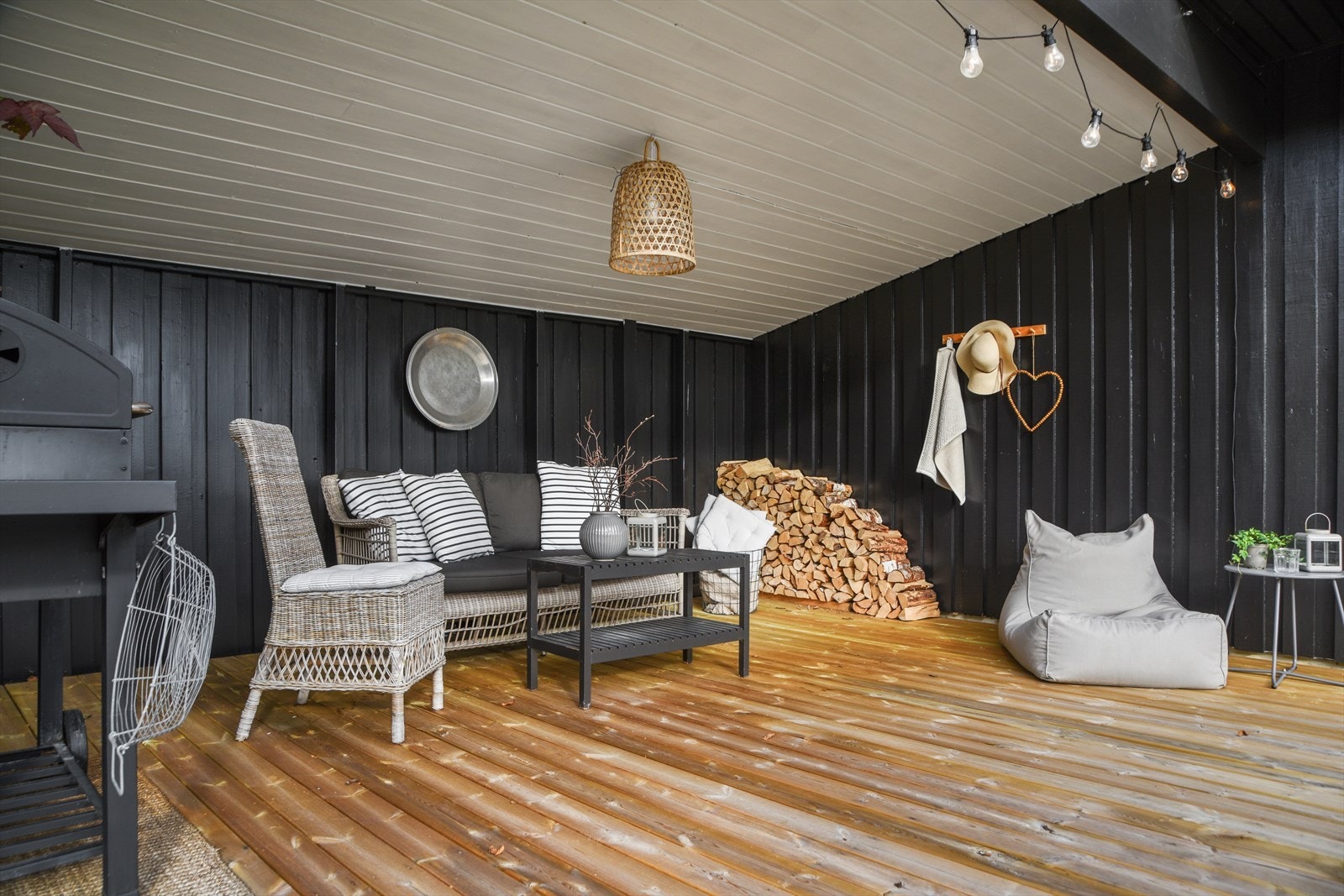 Terrassen har en overbygd sone som gjør det mulig å nyte uteplassen i all slags vær. Galleribilde