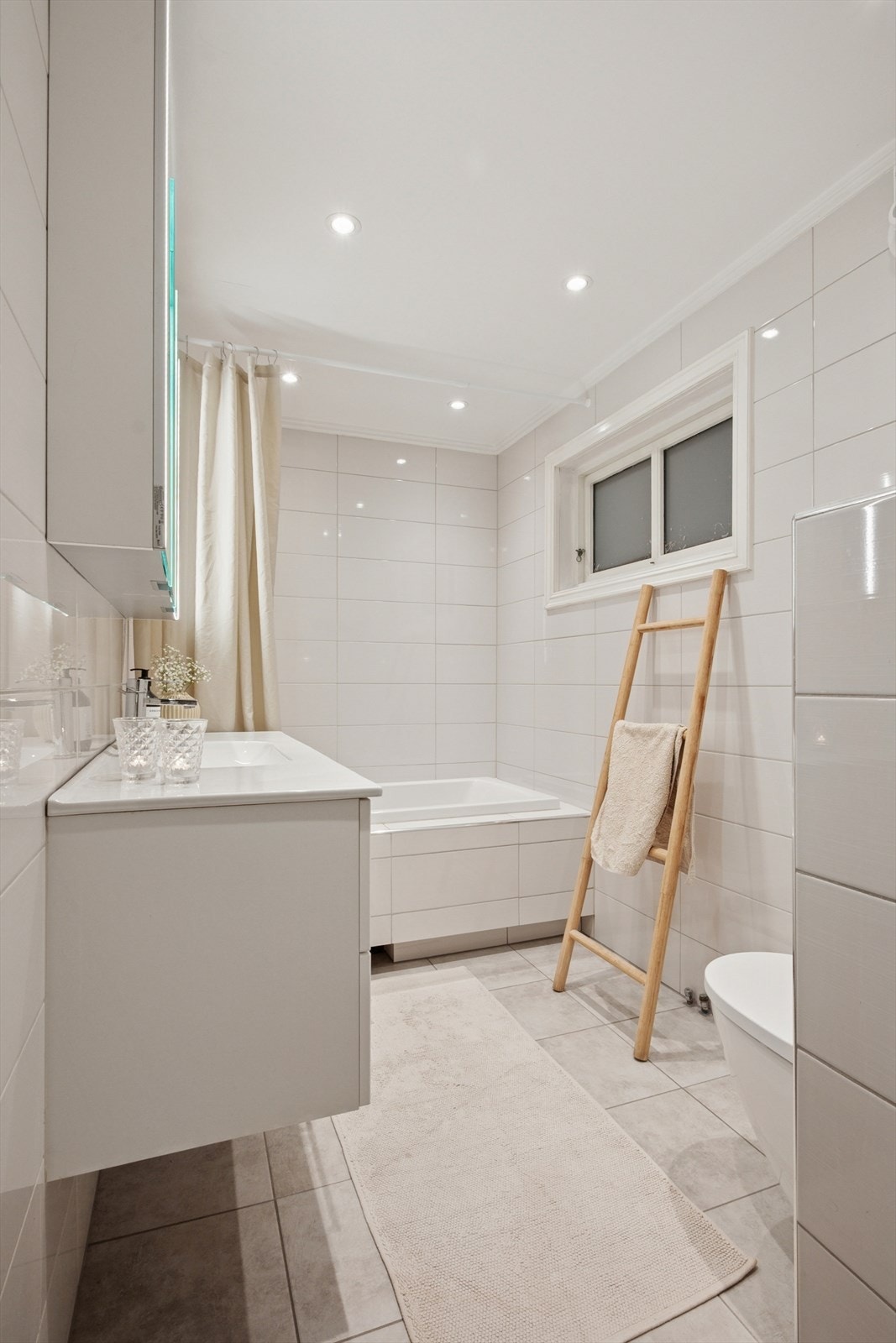 Badet er fra 2016 og er innredet med nedfelt servant, veggfestet toalett og badekar. Galleribilde