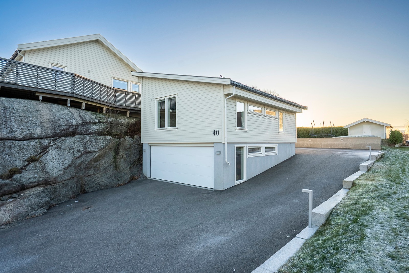 Stor garasje med lagringsplass i 1. etg og stort innredet rom med eget wc rom, samt stor bod i 2. etg. Galleribilde