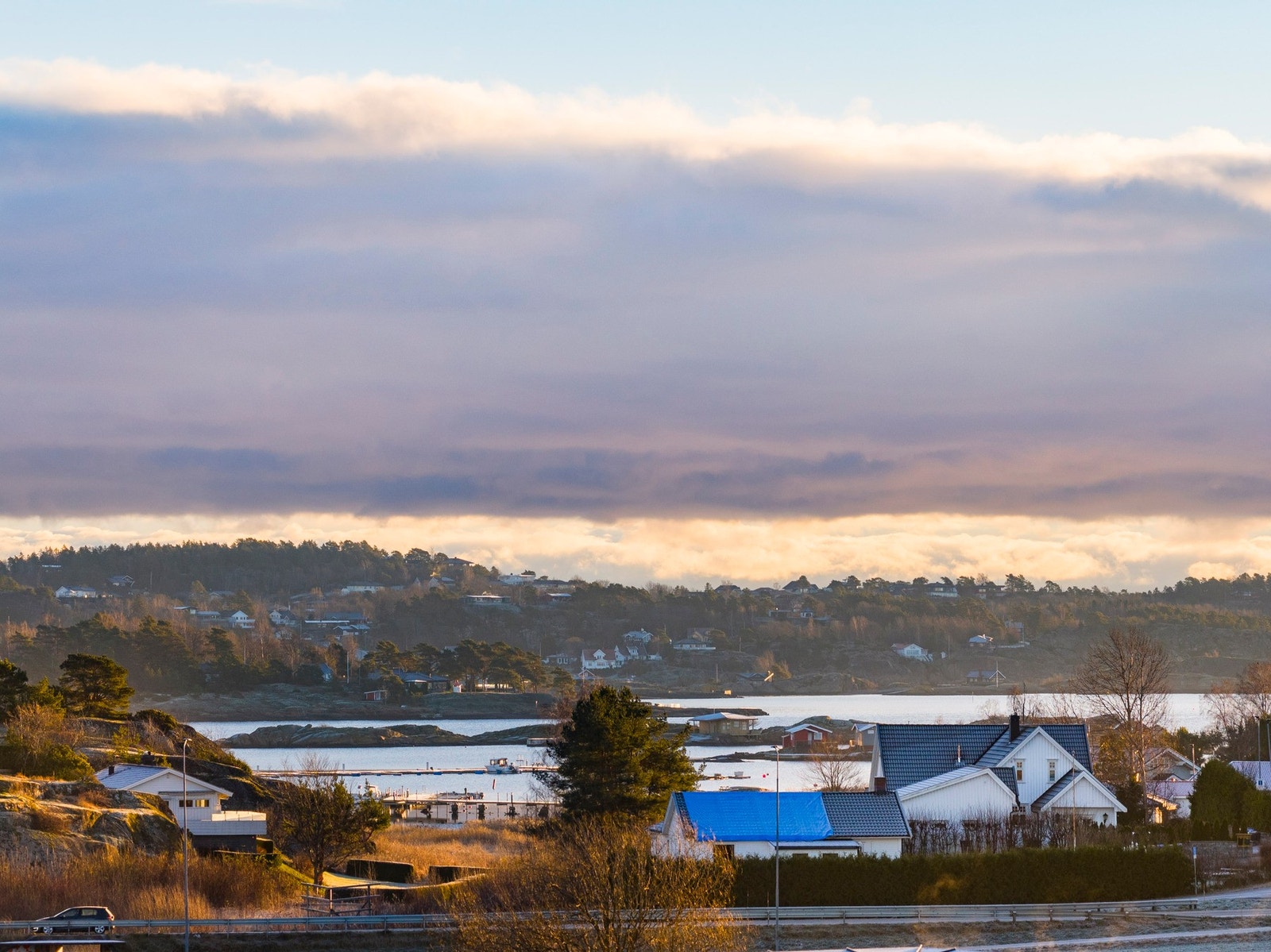 Fra eiendommen har man oversikt over båttrafikken i fjorden Galleribilde