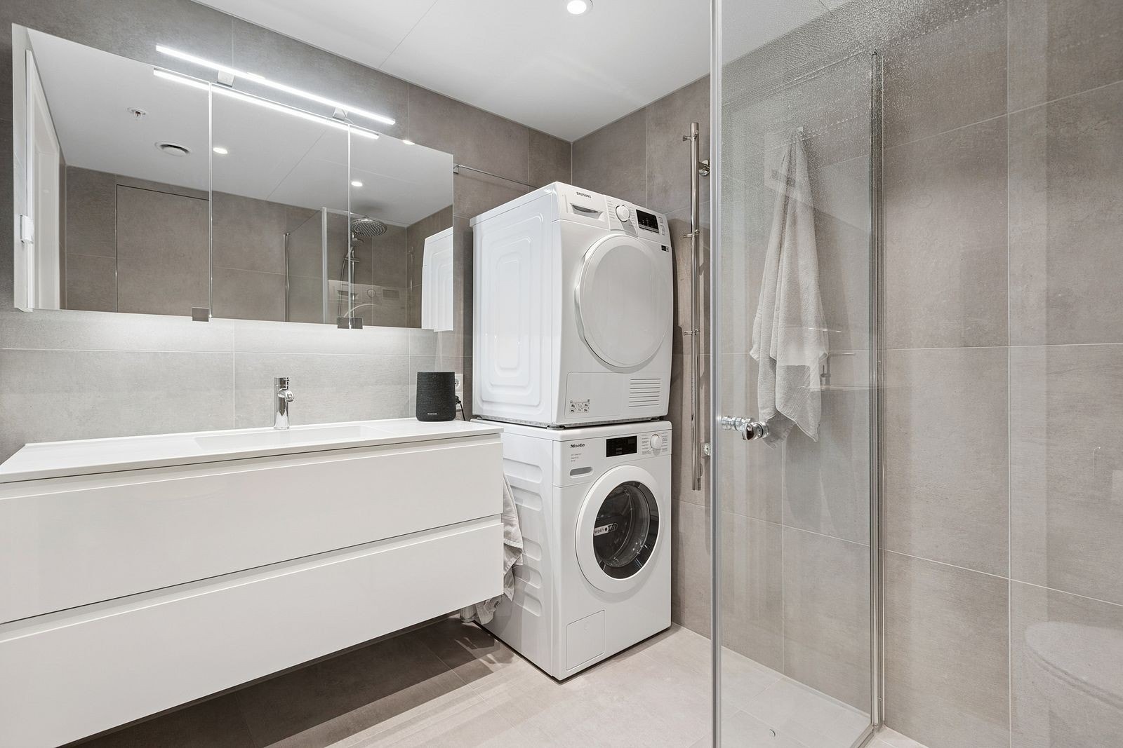 Inkludert i husleien er: parkering, fjernvarme, varmtvann og bredbånd. Galleribilde