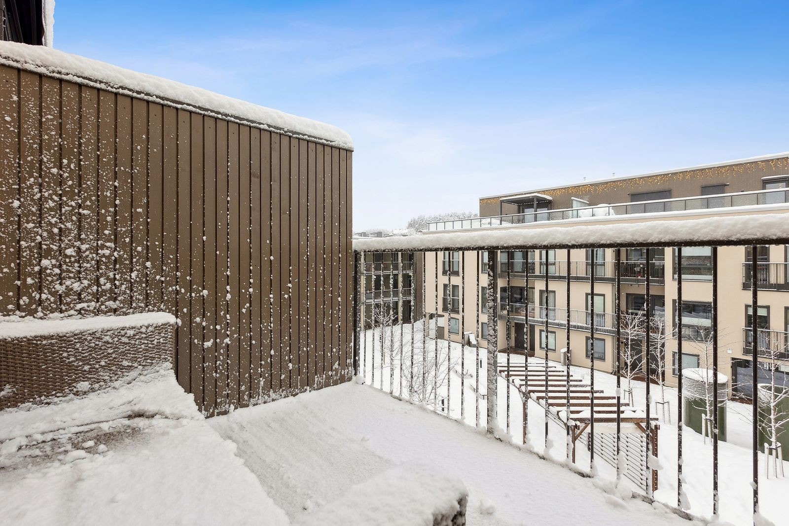 Privat balkong med skillevegg og ettermiddagssol. Balkongen er vendt inn mot rolig takhage. Galleribilde