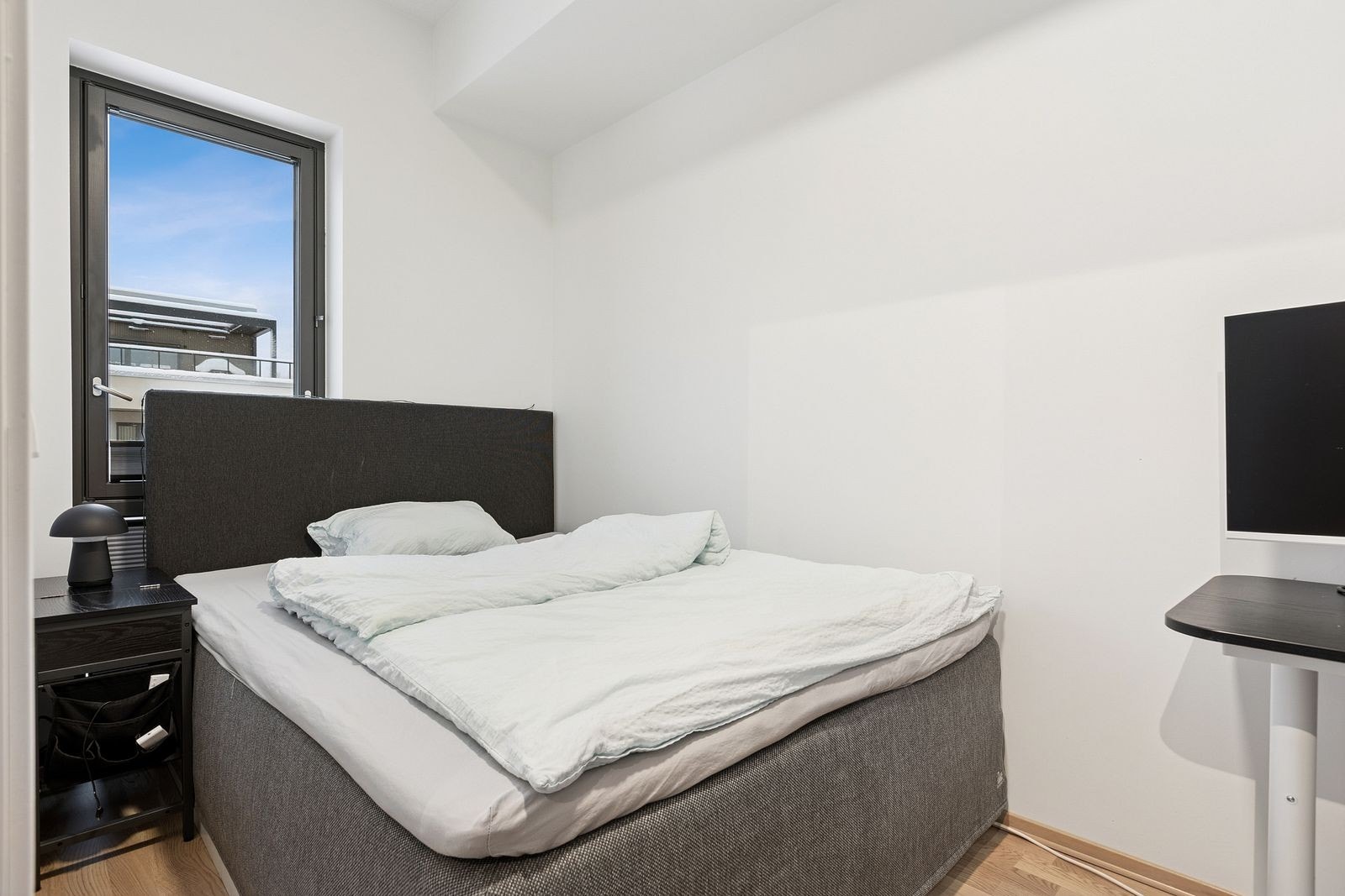 Soverom 2, hvor det i dag er innredet med dobbeltseng, nattbord, kontorpult og garderobeskap. Galleribilde