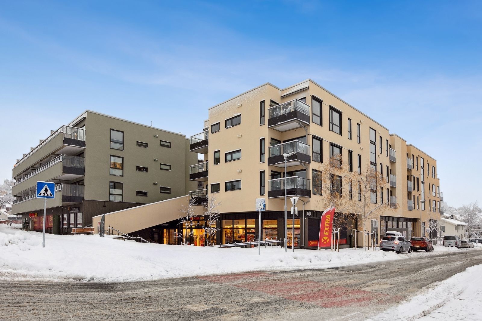 I samme bygg finner man dagligvarebutikk Coop Extra og restaurant Sabi Sushi. Galleribilde