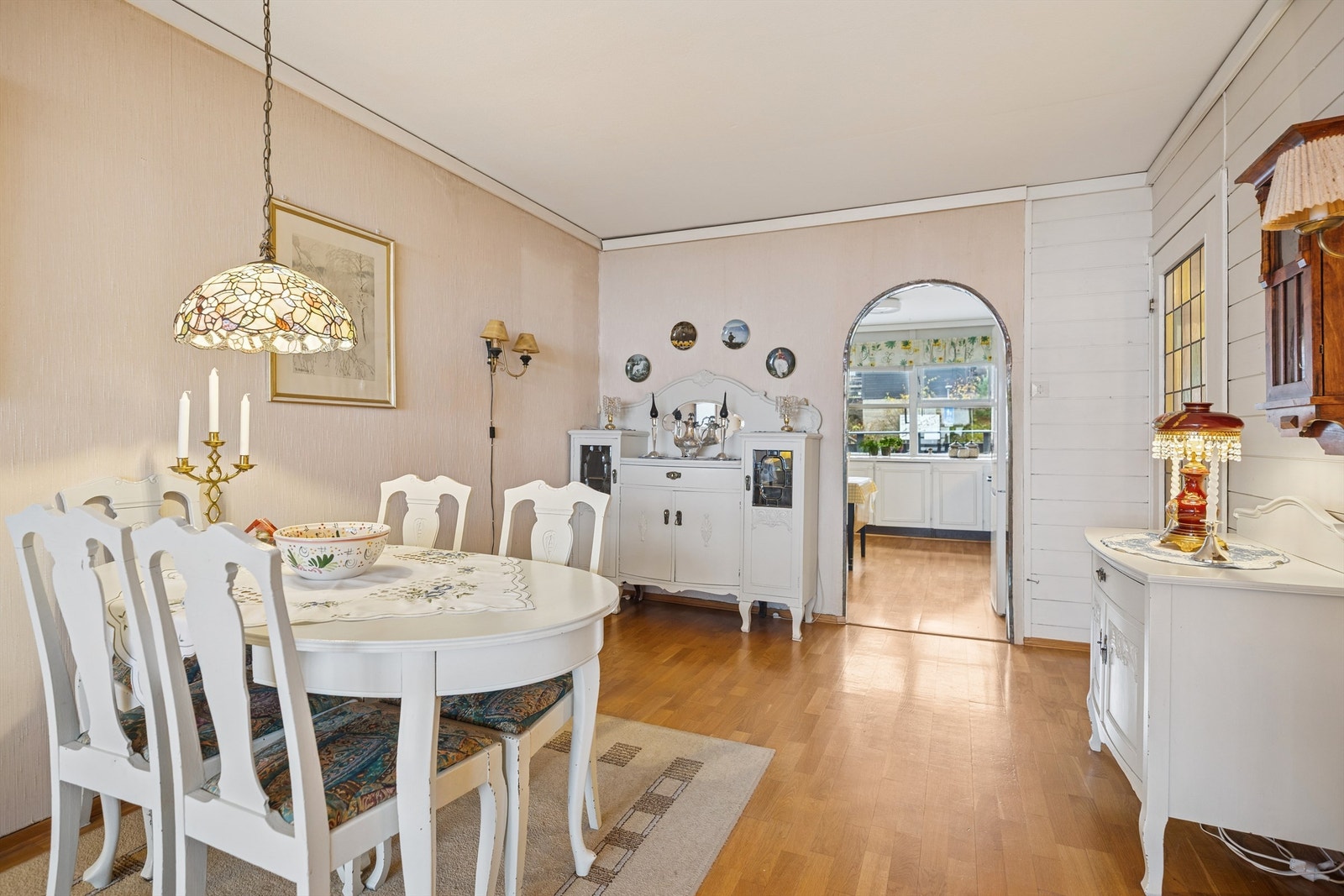 Her er det god plass til romslig spisemøblement som innbyr til sosialt samvær med familie og venner. Galleribilde