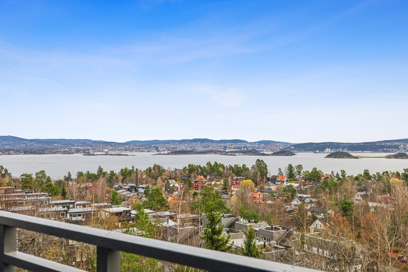 Om kvelden lyser Oslo opp på den andre siden av fjorden. Galleribilde