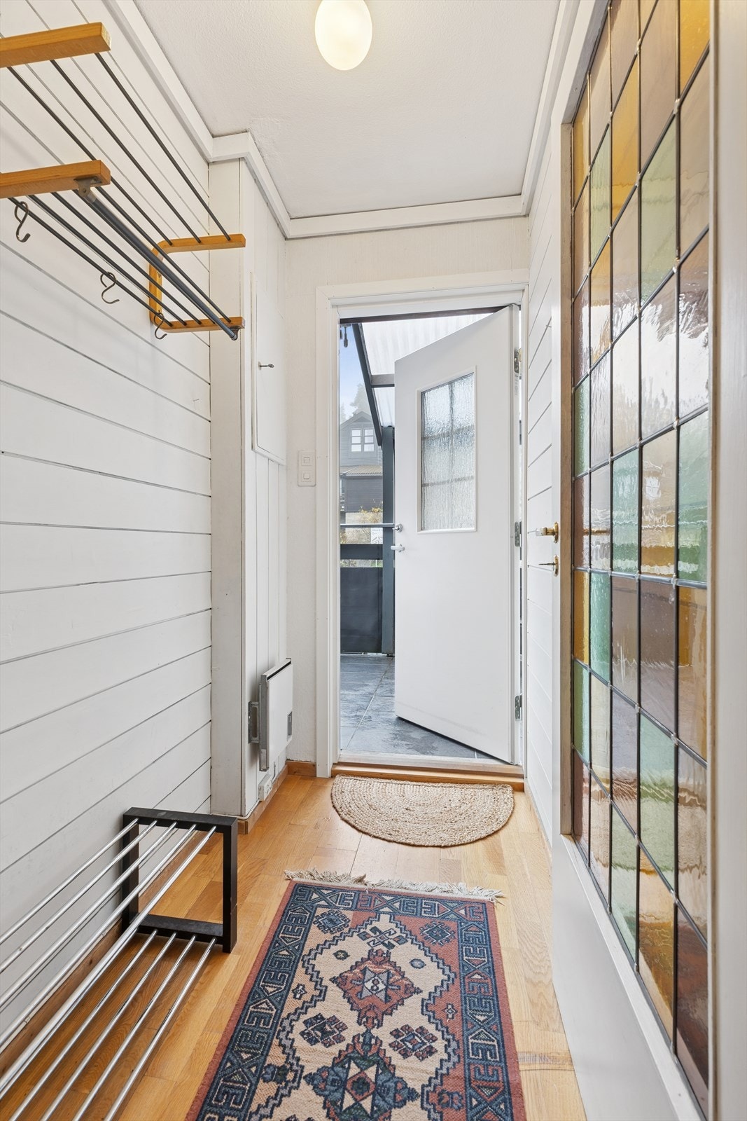 Velkommen inn! Innbydende entré som gir et godt førsteinntrykk av leiligheten. Galleribilde