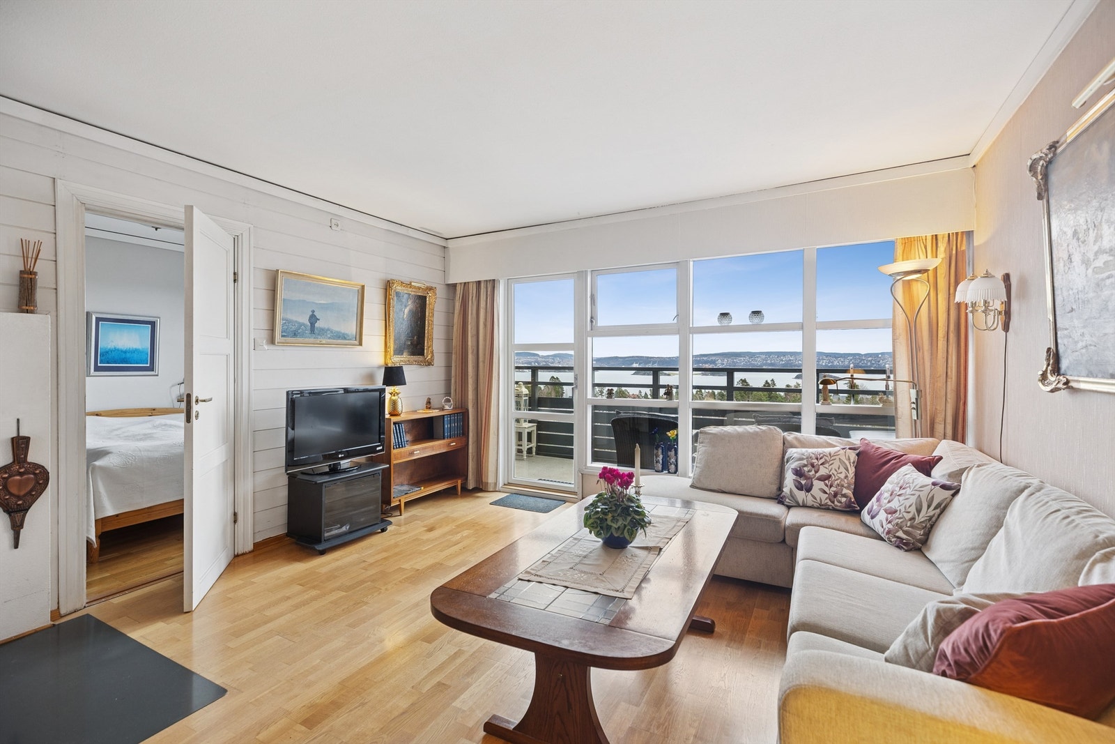 3-roms leilighet med alt på ett plan som er beliggende i populære Blåbærstien - Fjordutsikt som må oppleves! Galleribilde