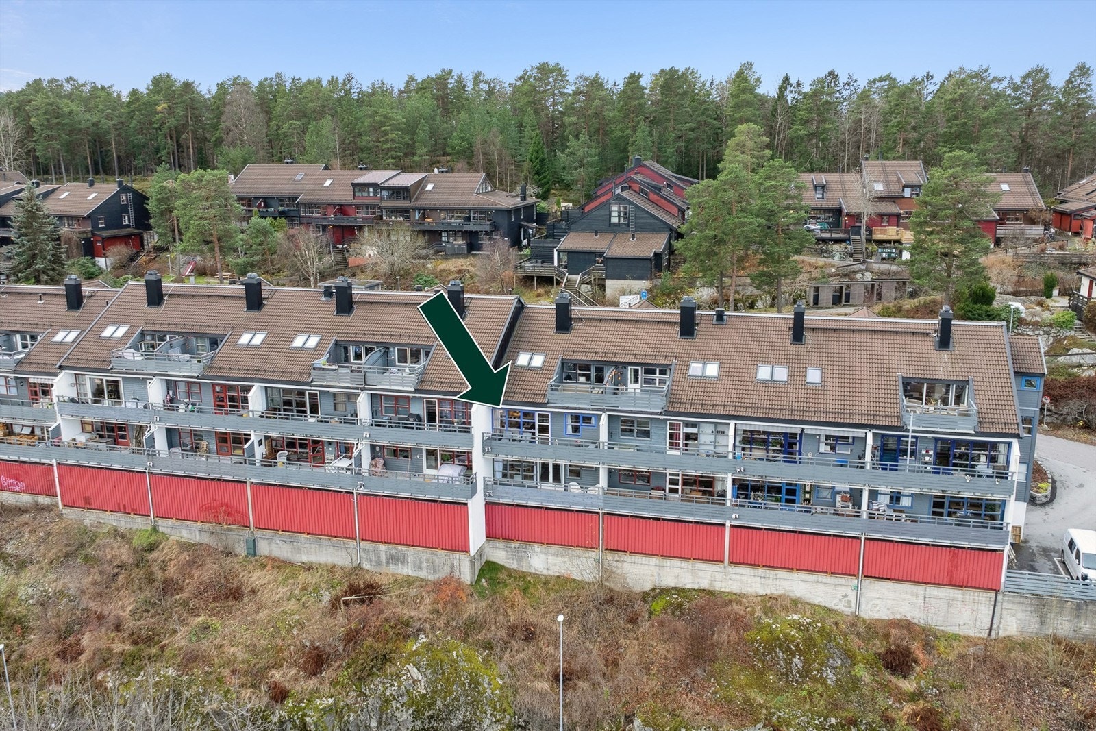 Leiligheten ligger i et av Nesoddens mest ettertraktede og familievennlige områder, kjent for sitt gode naboskap. Galleribilde