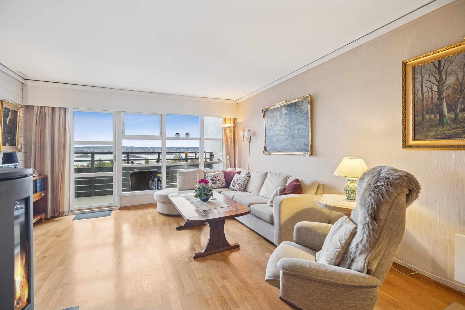 Lys og luftig stue med store vindusflater som gir rikelig med lys og åpner rommet fullstendig mot den flotte utsikten. Galleribilde