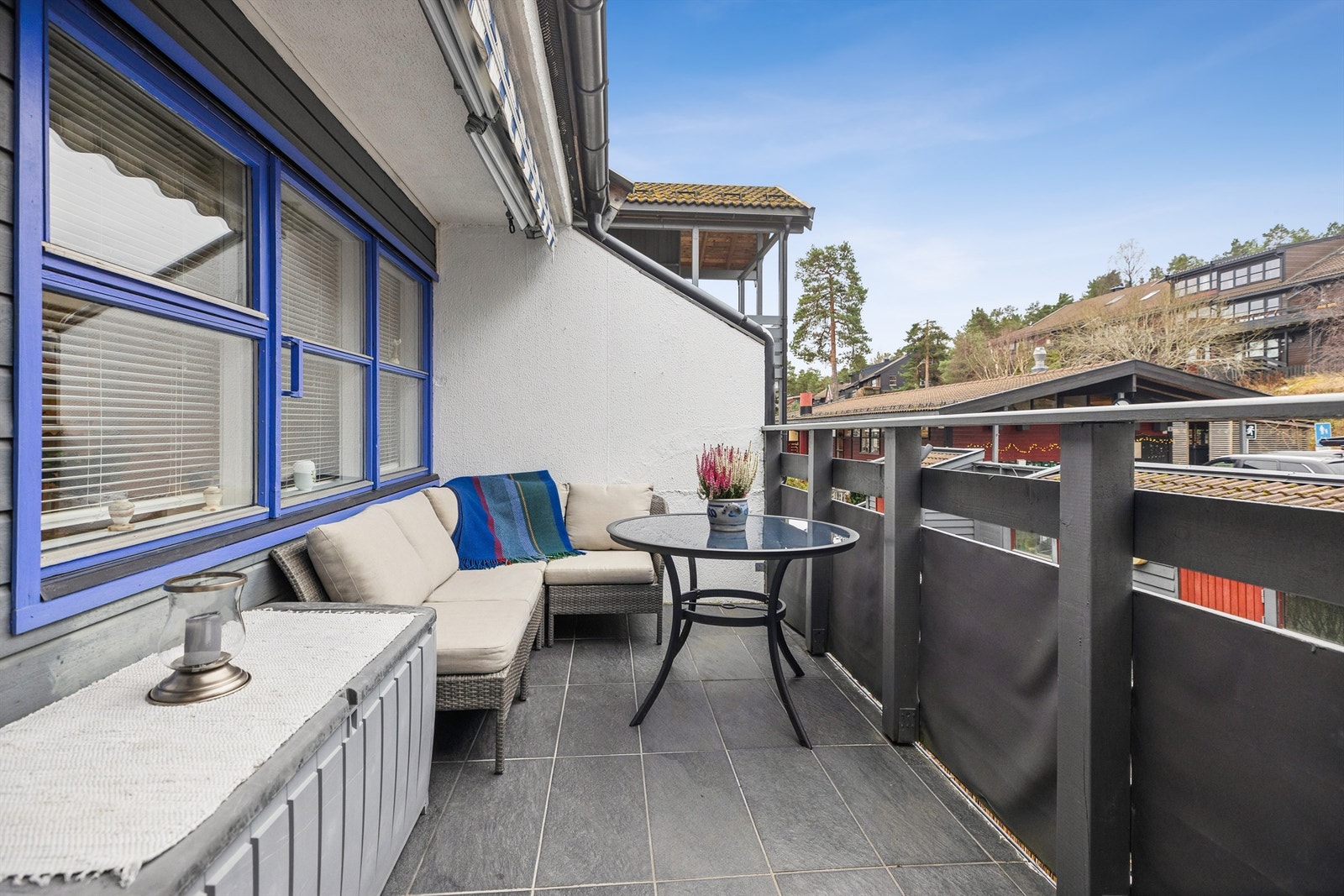 Balkongen er et herlig sted å nyte solfylte dager og svale kvelder i hyggelige omgivelser. Galleribilde