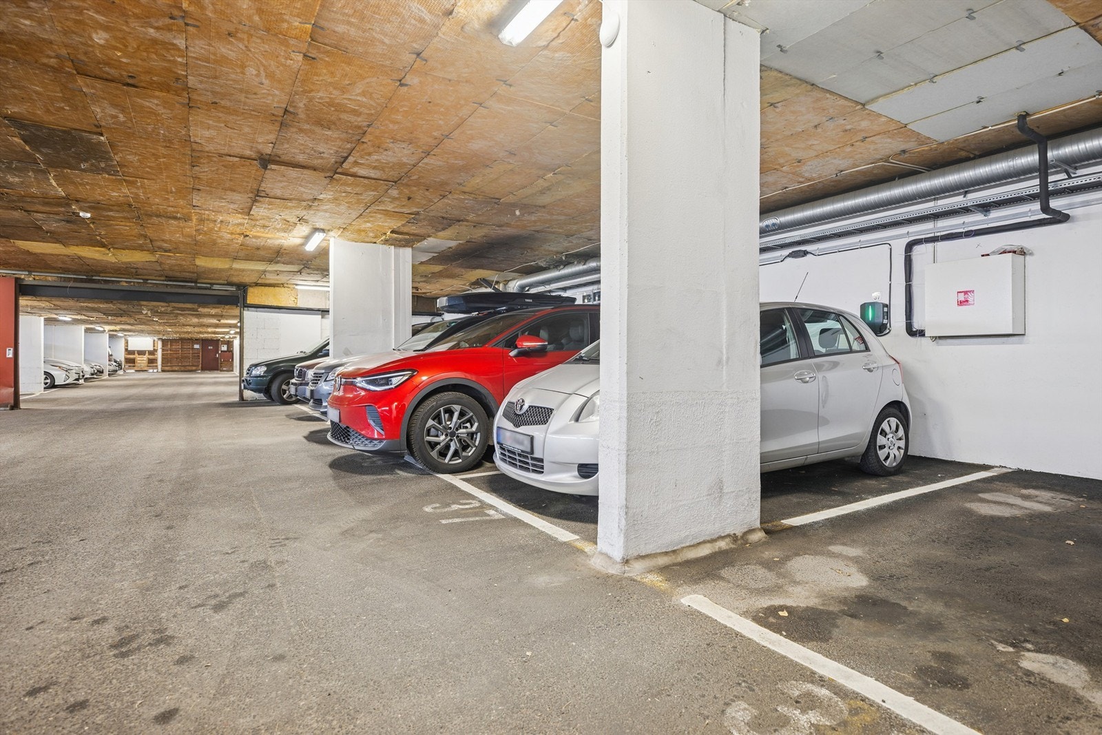 Garasjeplass med elbillader medfølger. Galleribilde